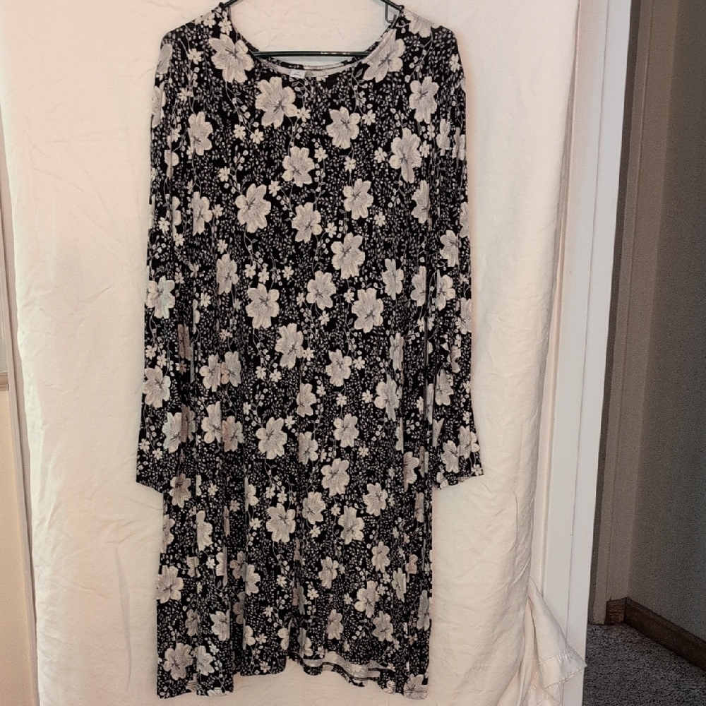 Old Navy Black and White Floral Long Sleeve Dress